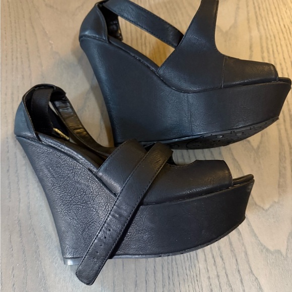 Candie’s Black Peep Toe Platform Heels – 5” Heel, 2” Platform, size 7 - Picture 3 of 6